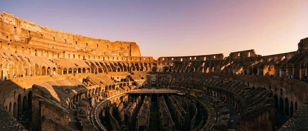 Blick auf das Kolosseum in Rom bei warmem Abendlicht